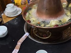 -果松木炭酸菜铜火锅·外婆参鸡汤