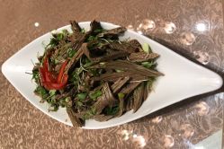 香椿芽拌黑腐竹-金雨玫瑰庄园酒店-宴会中心