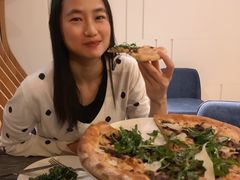 香烤菌菇比萨配芝麻叶-WOLFGANG PUCK KITCHEN & BAR(迪士尼小镇店)