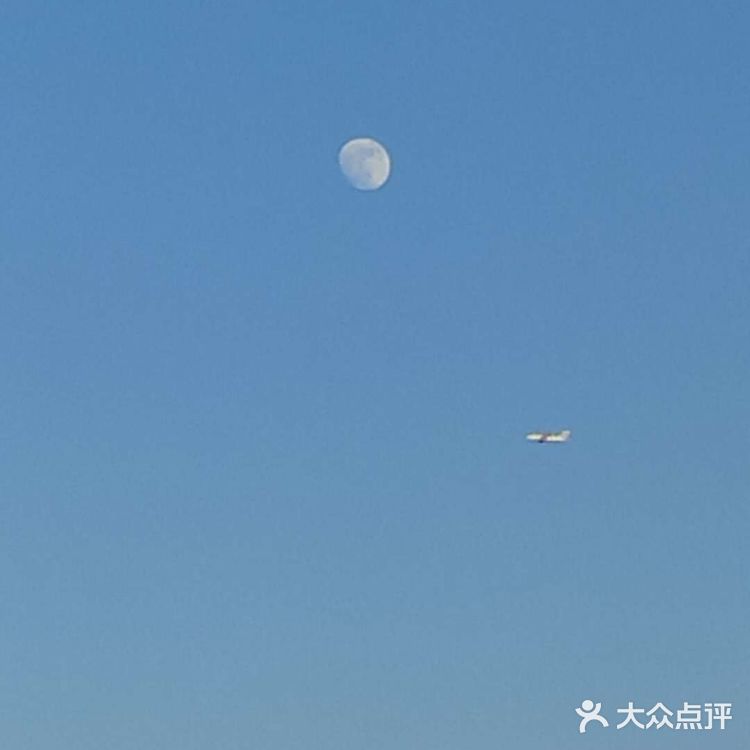 有一种传说，“年”是汉族民间传说的凶兽，头长尖角