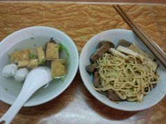 -松树干拌面店