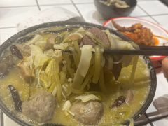 老坛酸菜肥牛小锅米线-肥汁米蘭香港米线(长宁来福士店)