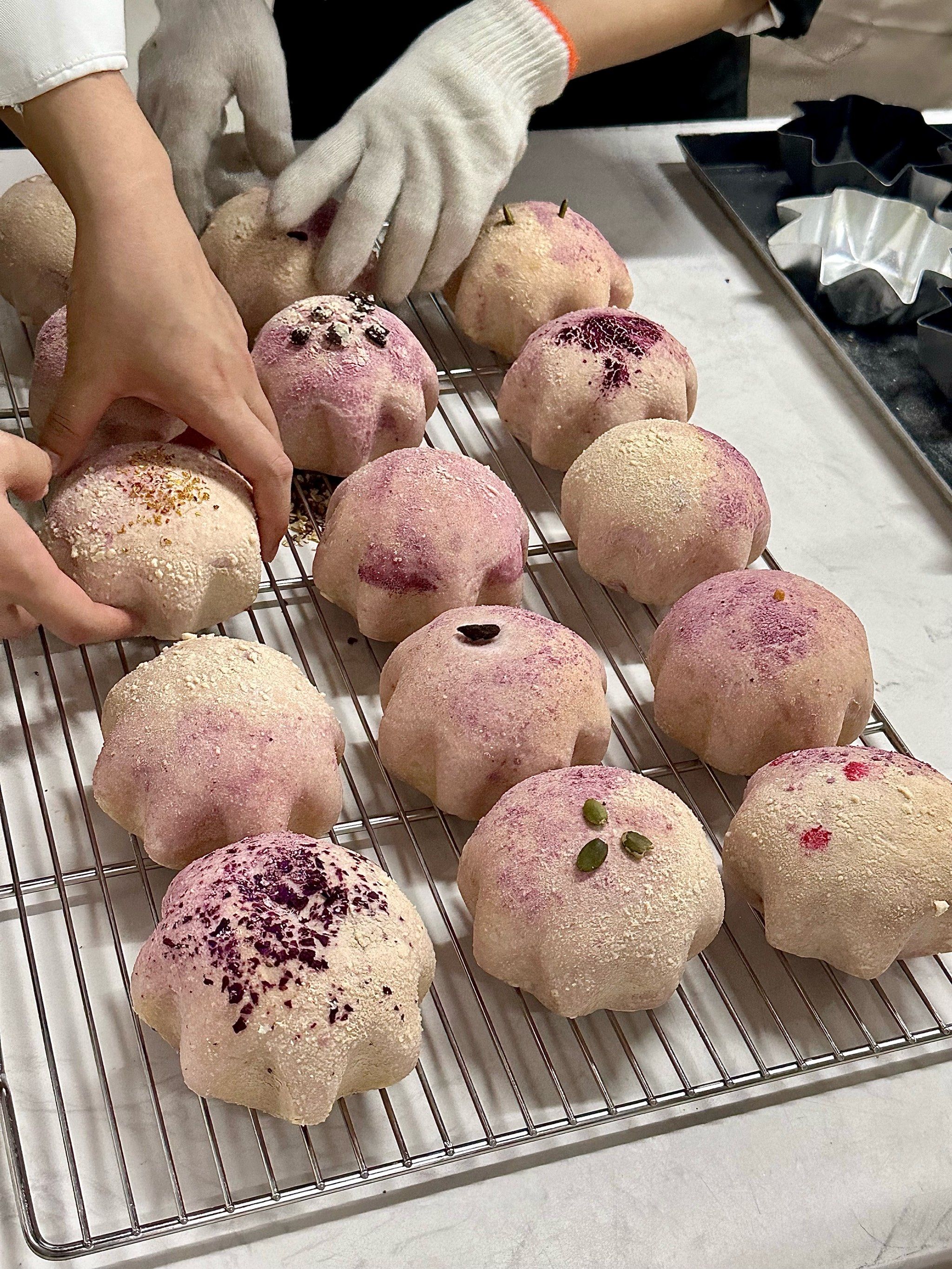 圆滚滚新鲜出炉的面包