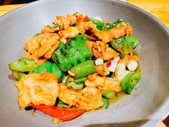 辣子炒肉-老滇山寨•云南特色菜•地方菜•民族风情歌舞表演(金碧店)