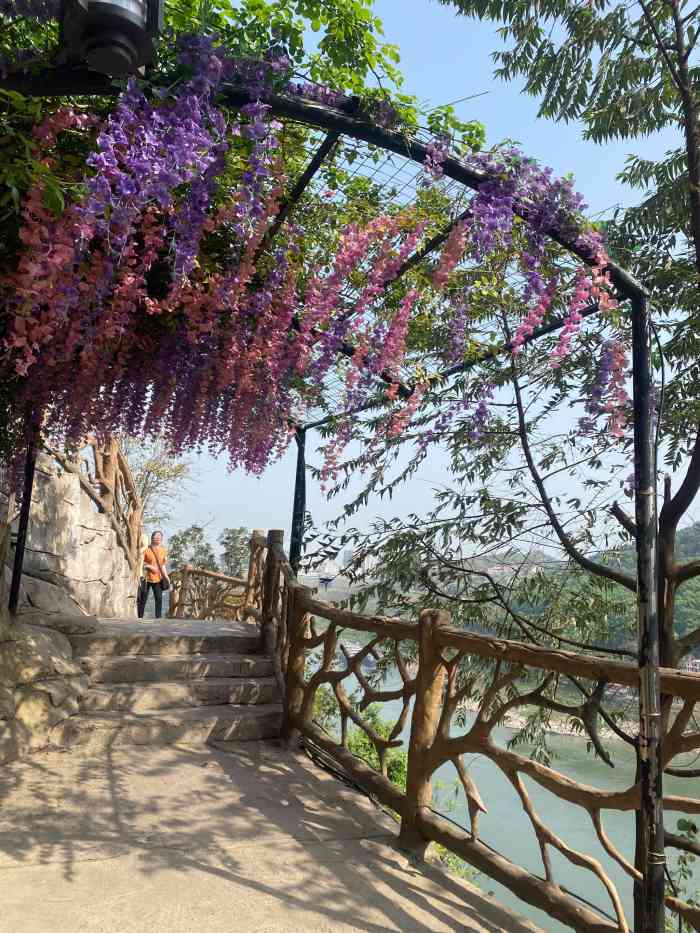 铜锣花谷生态园-"位于南岸区的弹广路上,建议开车去,虽然也.