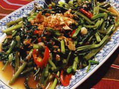 炒空心菜-卷心菜和避孕套餐厅(Pattaya)