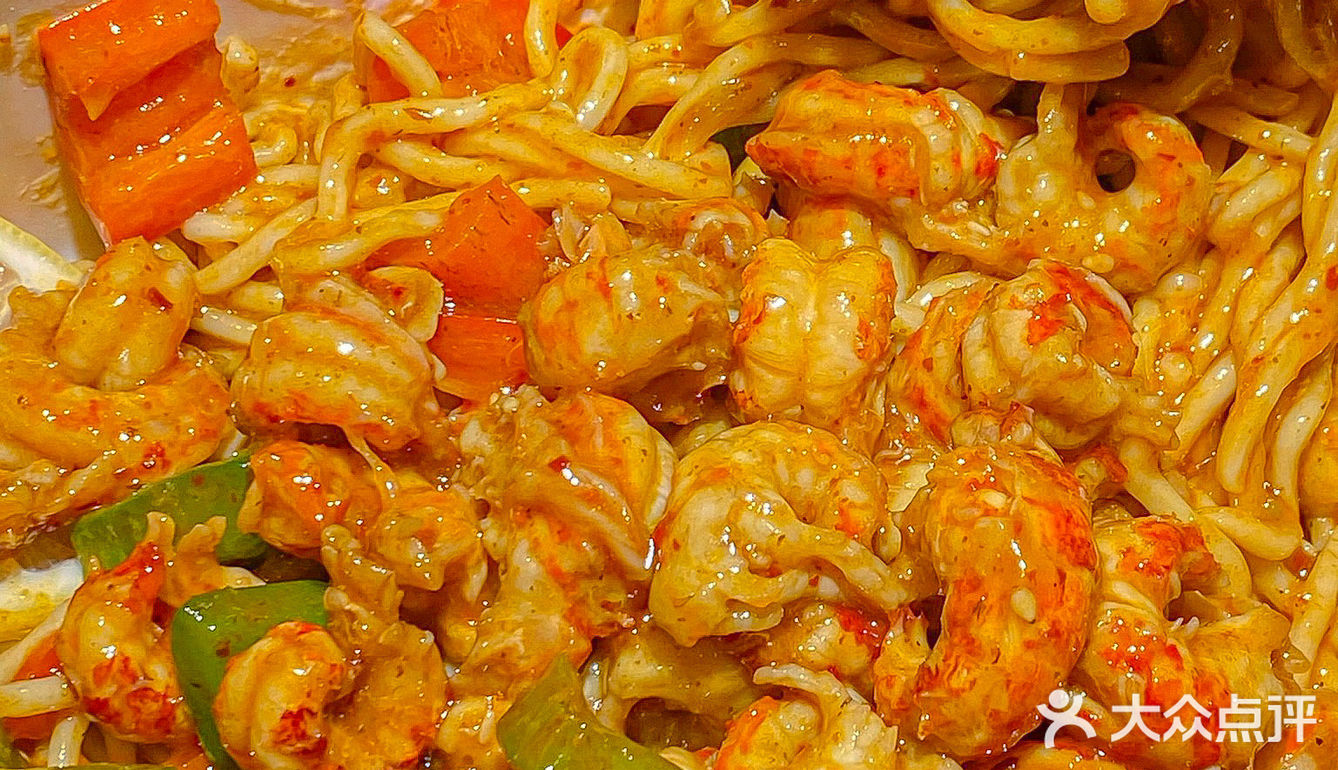 裹满酱汁的小龙虾面！我能吃100次[流泪][流泪][流泪]