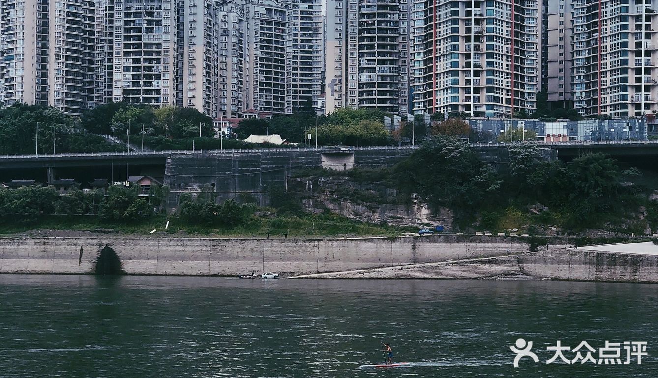 如果穿个白色的飘逸长裙跑起来，一定美极了