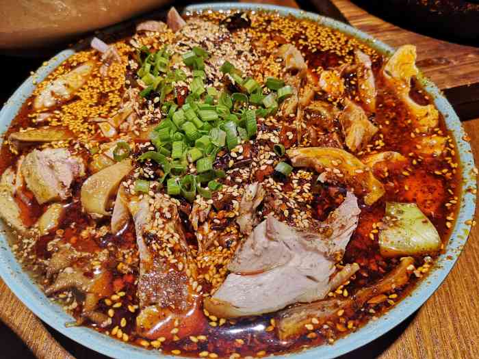 锅边馋(宁江店"都江堰的资深网红店,店内各种美食陈列,看.