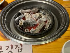 餐具摆设-唯成•韩国炭火烤肉 유성고기