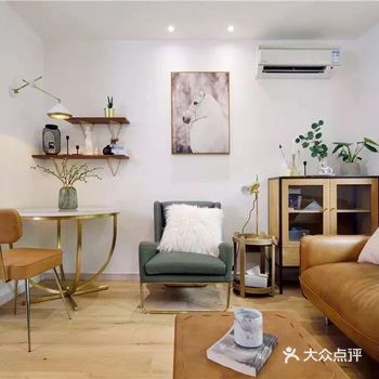 图片 入户玄关走廊连通了厨房和客餐厅，设计师在入户门