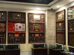 -毛泽东像章珍藏馆