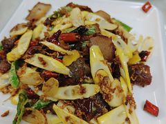 鲜笋炒坛子肉-土砂锅生态山庄·非遗砂锅雅鱼