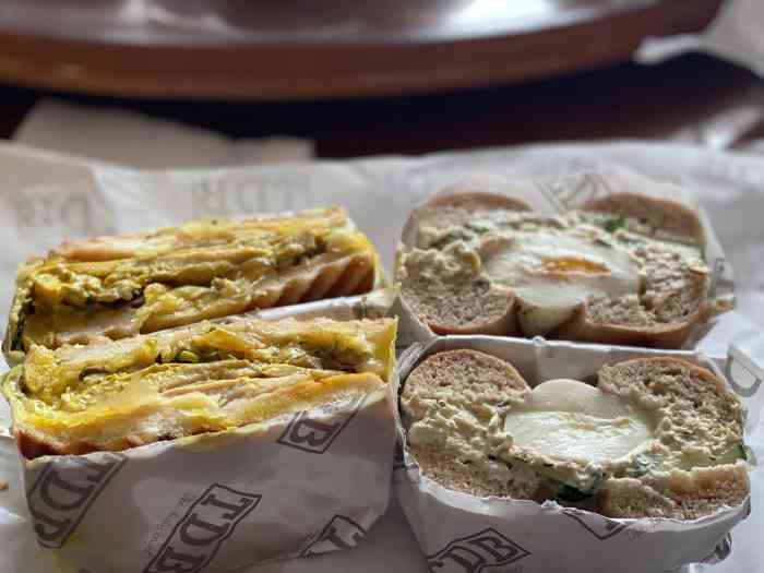 the daily bagel-"点的芝麻贝果加的烟熏三文鱼加奶油奶酪西红.