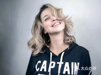 今日推荐发型： 随性感 染发推荐：亚麻色、黑茶色、暖
