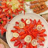 龙年第一顿烧烤龙虾吃到停不下来！！