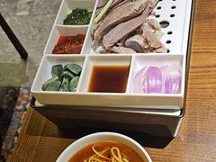 手抓羊肉羊腿肉加酱料小菜-相约·羊村小馆非遗手抓肉(七一酱园店)