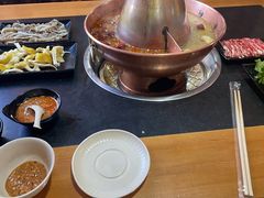 鸳鸯锅-果松木炭酸菜铜火锅·外婆参鸡汤