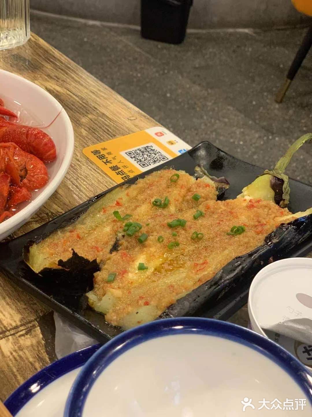 应有尽有的一家烧烤店龙虾烧烤尤其烤羊腿一绝