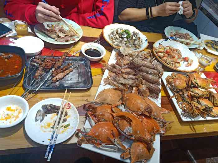 连锦记锦州特色海鲜烧烤-"三个人晚上来的,二楼很大,还有电视可以看.