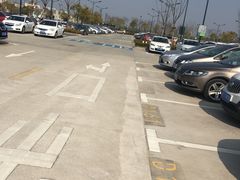 -奕欧来上海购物村停车场