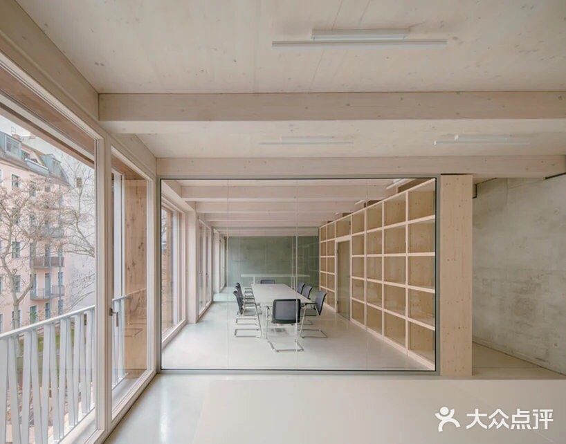 由马车房和车间改造的共享工作空间REMISE