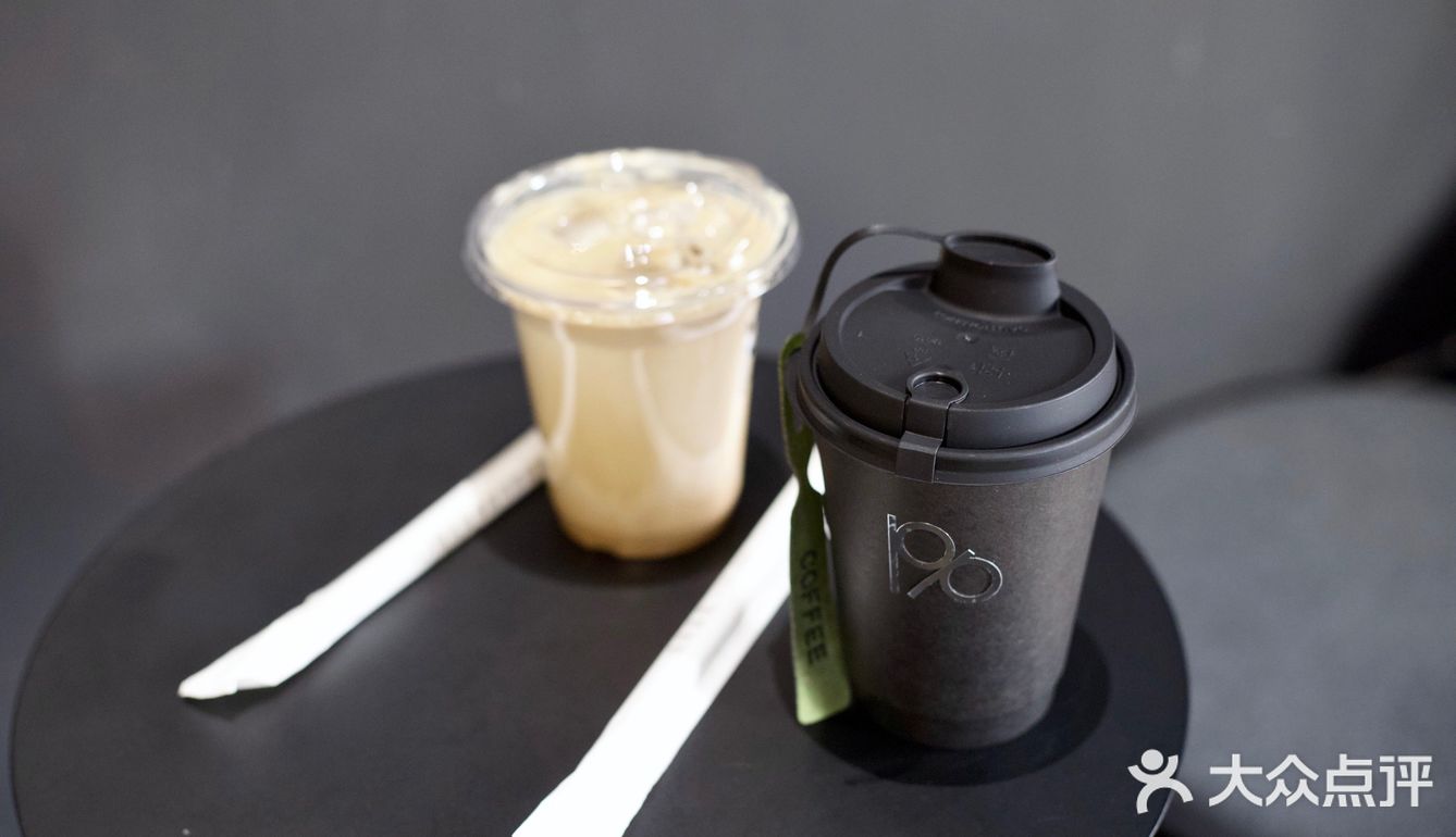 在明湖广场附近的咖啡店