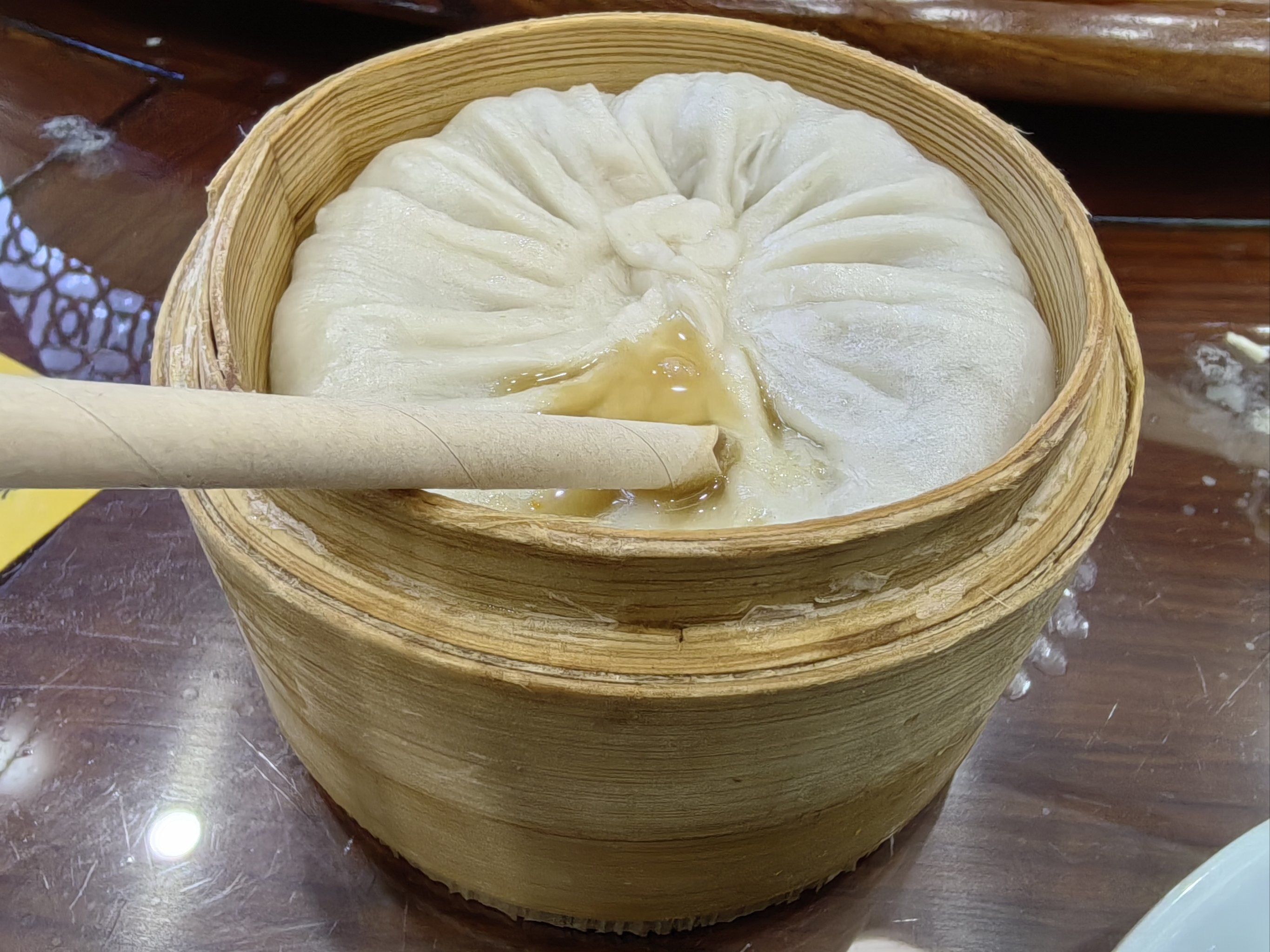 扬州富春茶社慕名而来,点了蟹黄汤包,三丁