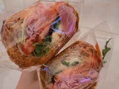 芝士火腿番茄牛角包-PAPER STONE BAKERY(天环店)