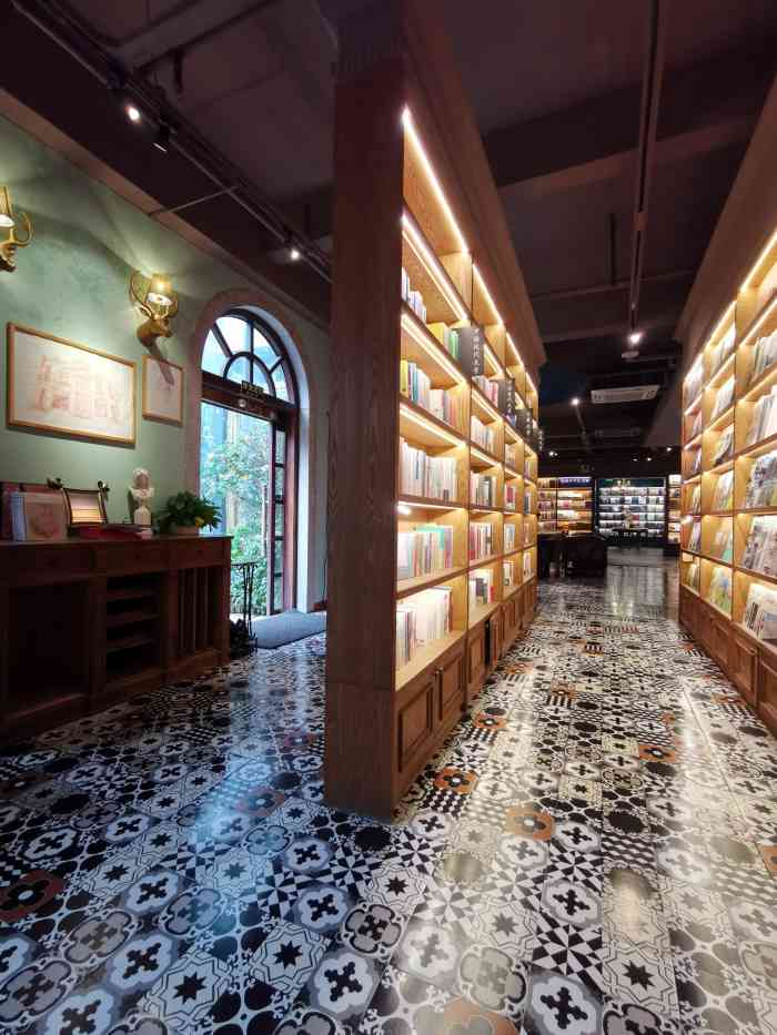 鹿森书店(上下杭店)-"网红书店,座落上下杭,咖啡吧和书店的结合.