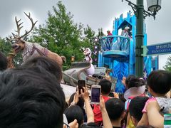 中午12点的花车巡游-上海迪士尼度假区