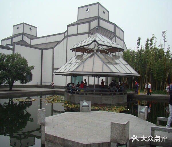 当到了卢浮宫，因为事先做过功课，每每走过一个点