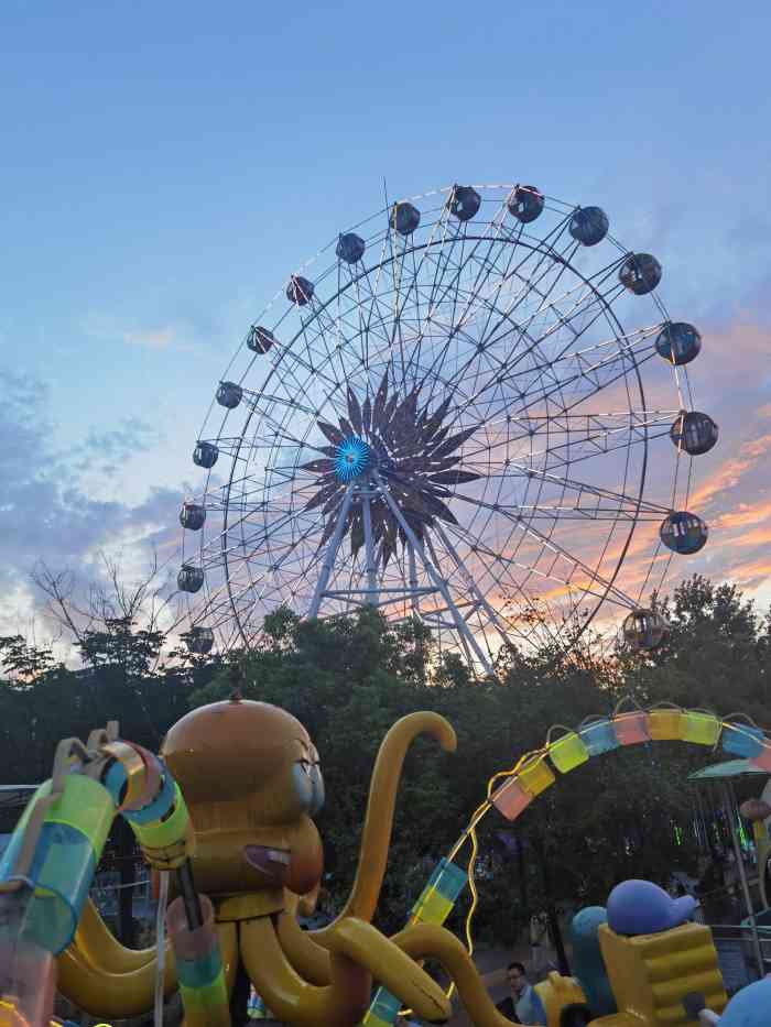 本来是打算克青山江滩的后来觉得热了点旧改成魔方乐园了这个乐园就在