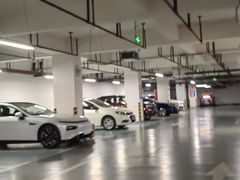 -卜蜂莲花-超市地下停车场