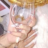 店里的小姐姐还特别热情，零食随便吃