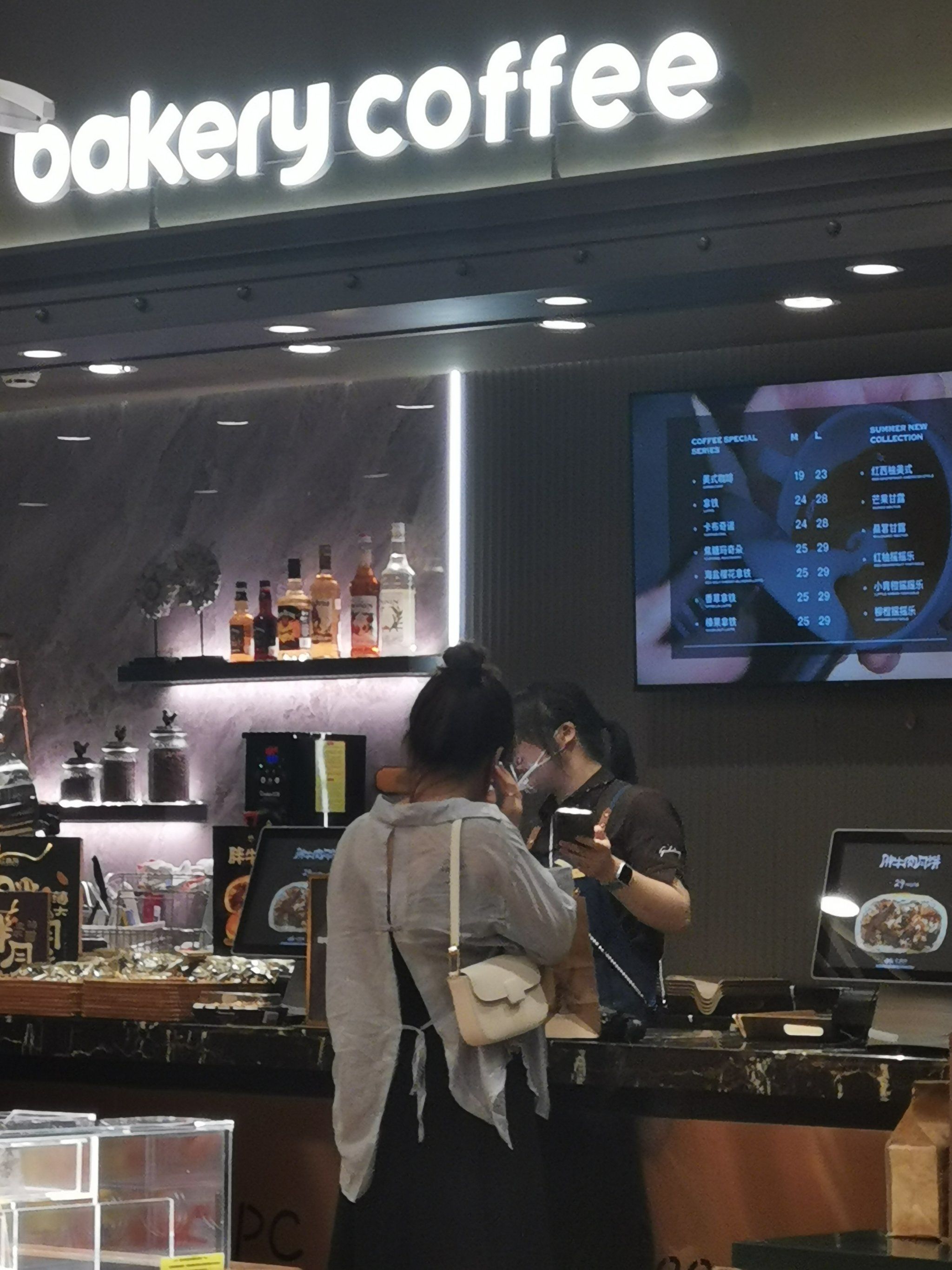 高新区长江路上的红跑车面包店,铺面品种多样