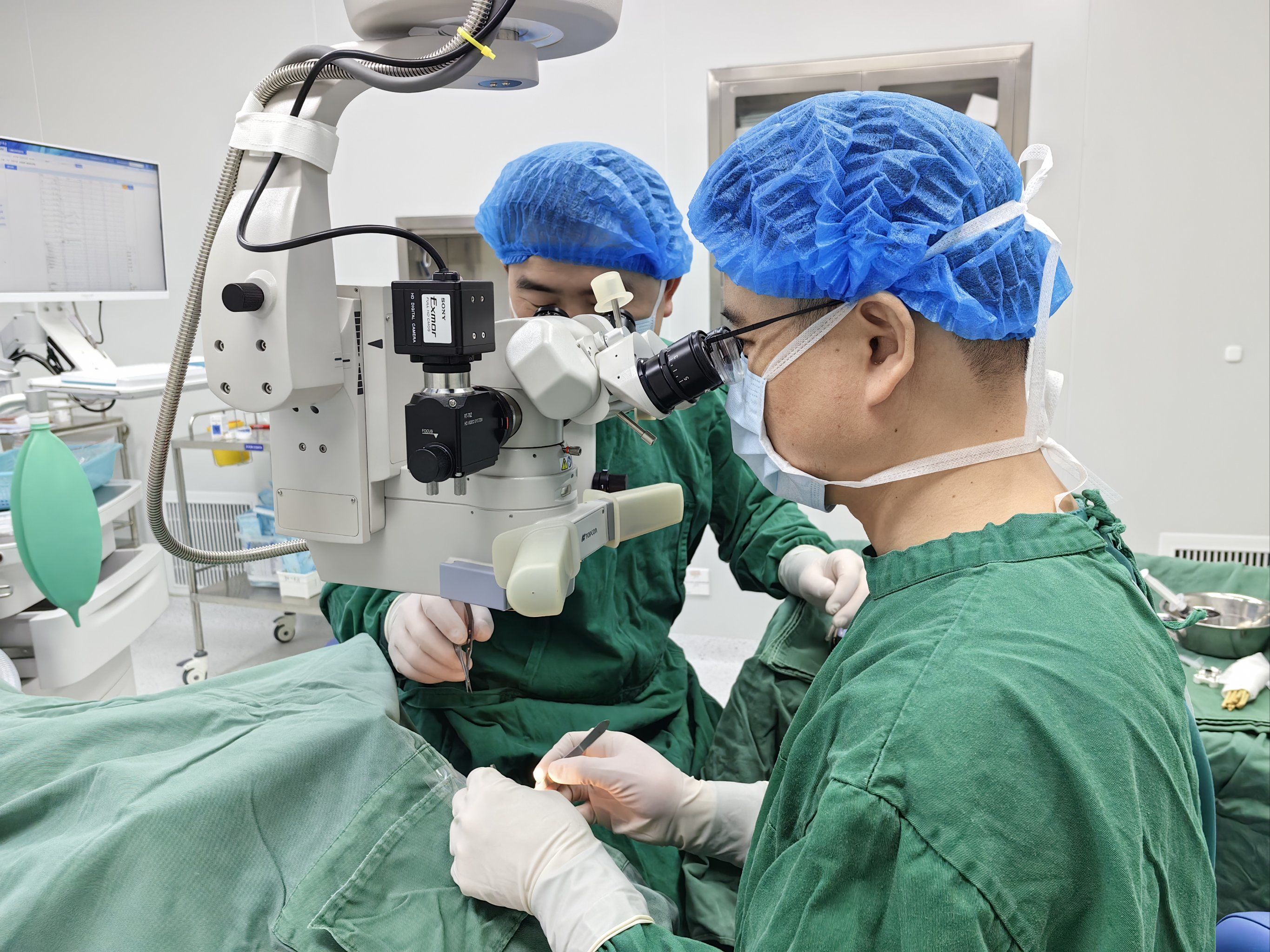 【记录第345台角膜移植手术】
#黄