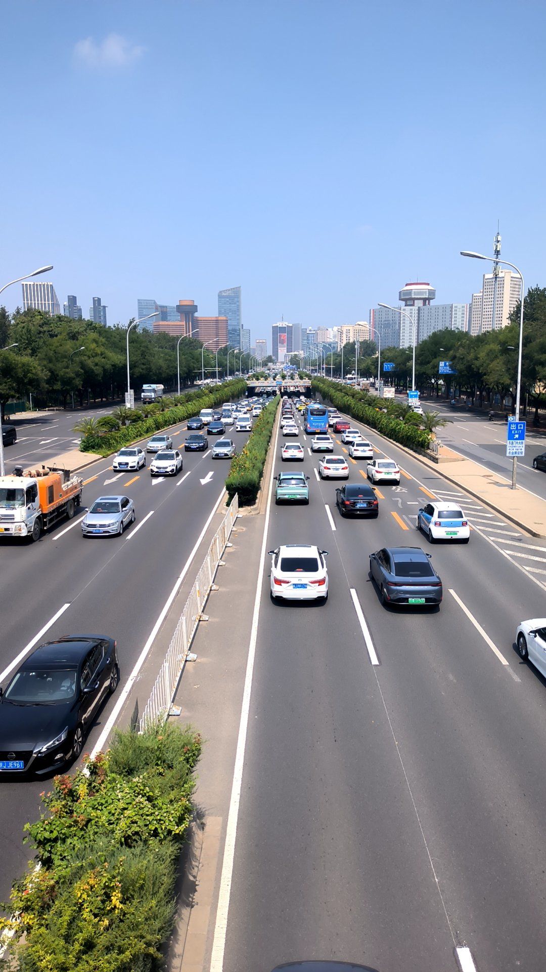 城里车流不停歇