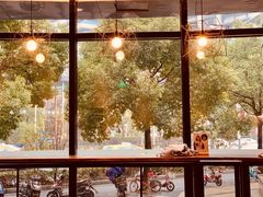 靠窗位-瑞幸咖啡(怡富广场店)