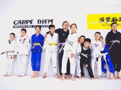 -菠萝格斗巴西柔术训练馆