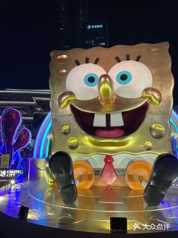 不得不说这个巨大海绵宝宝的雕塑在晚上看真的好惊悚