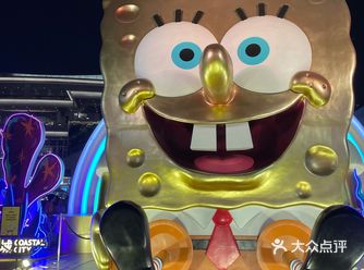 不得不说这个巨大海绵宝宝的雕塑在晚上看真的好惊悚