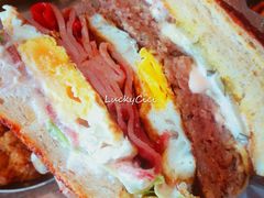 双蛋指椒牛肉汉堡-魏斯理汉堡(西安沣东吾悦店)