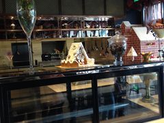 面包甜点陈列柜-隐秀山居酒店大堂吧