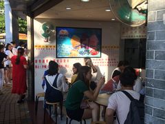 等位区-百花传统甜品店(原址店)