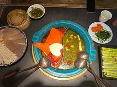 鸳鸯锅（酸菜酥肉豆花锅红锅）-吼堂老火锅(太古里总店)