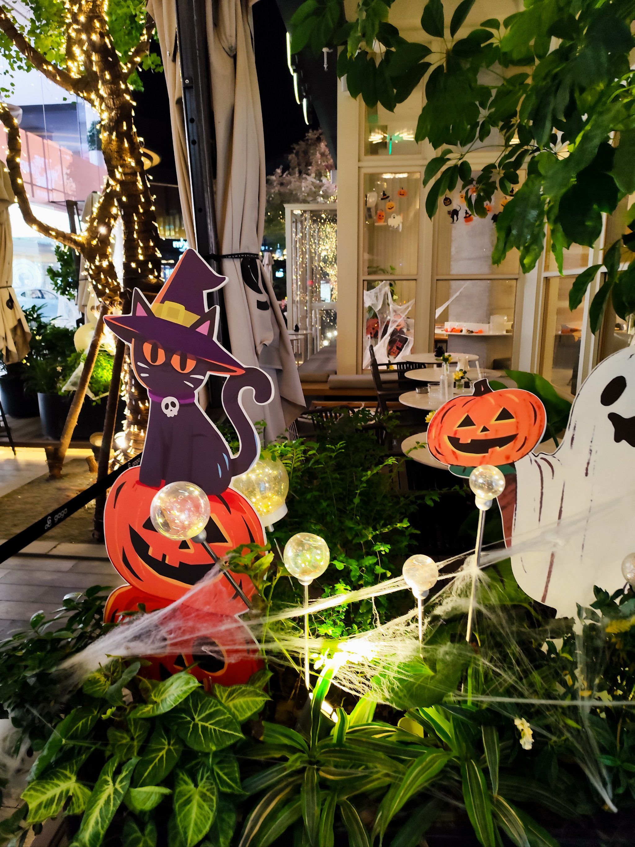 但是已经开始布置各种万圣节的装饰了,随手拍了一张,感觉还挺可爱的