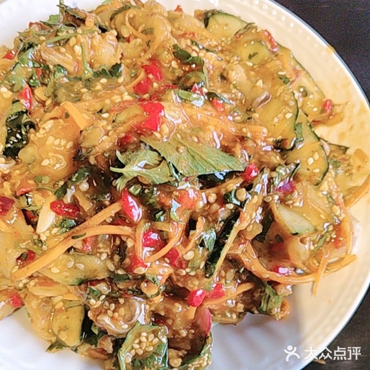 菠萝饭也很惊艳！端上来时，菠萝的清甜果香就直钻鼻腔