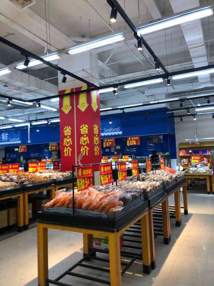 沃尔玛购物广场(霖雨路店"这家店位于北京路霖雨桥路上.