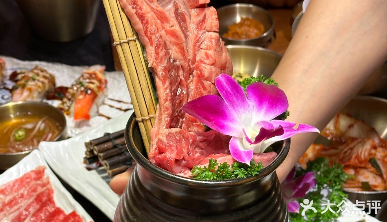这家烤肉店万圣节氛围💯